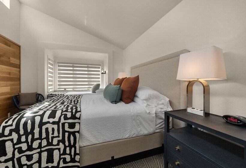 חדר סטנדרט, The Waves