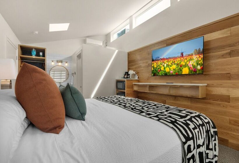 חדר סטנדרט, The Waves