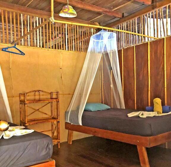 اتاق استاندارد با سرویس بهداشتی مشترک, Cascada Verde Hostel