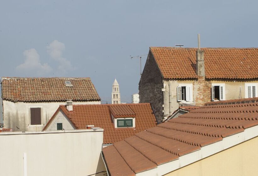 Кровать в Общей Комнате, Central Old Town Rooms