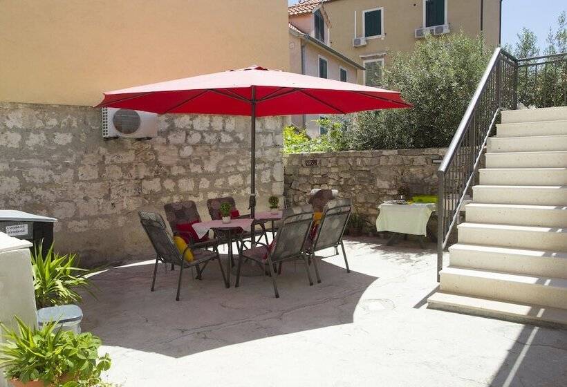 Кровать в Общей Комнате, Central Old Town Rooms