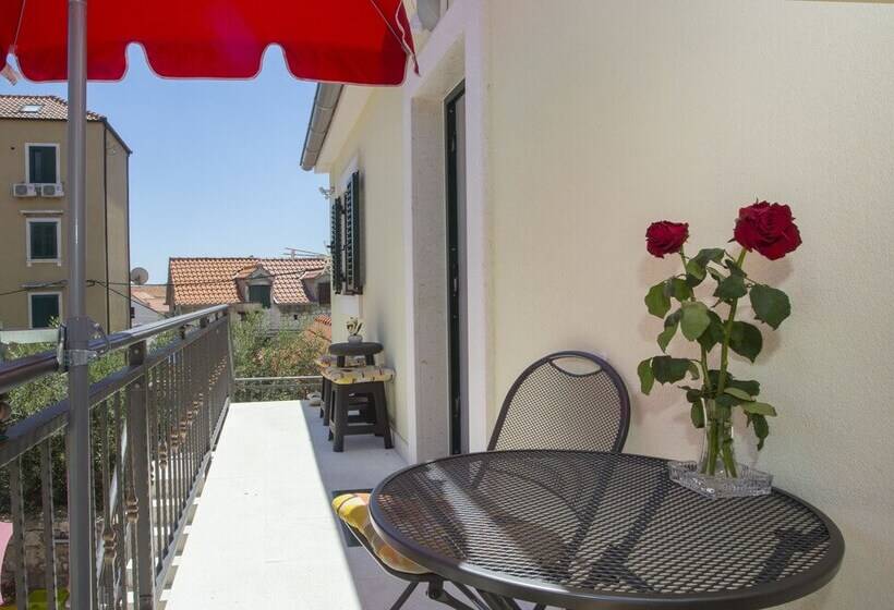 Кровать в Общей Комнате, Central Old Town Rooms