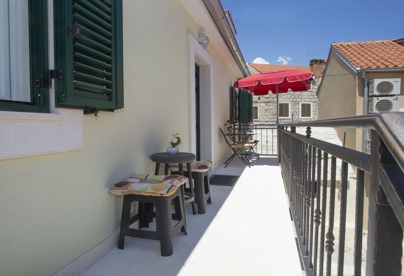 Кровать в Общей Комнате, Central Old Town Rooms