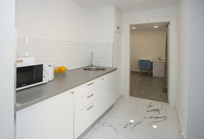 Кровать в Общей Комнате, Central Old Town Rooms