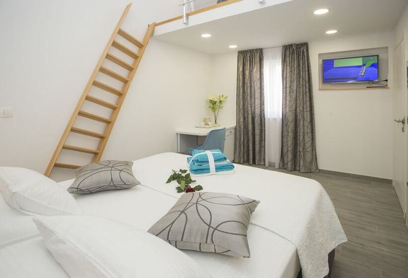 Кровать в Общей Комнате, Central Old Town Rooms