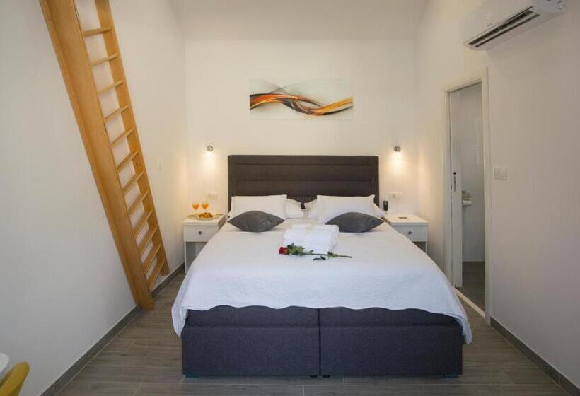 Кровать в Общей Комнате, Central Old Town Rooms