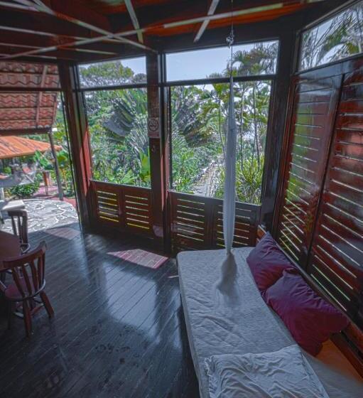 بانگلوی استاندارد, El Jardin