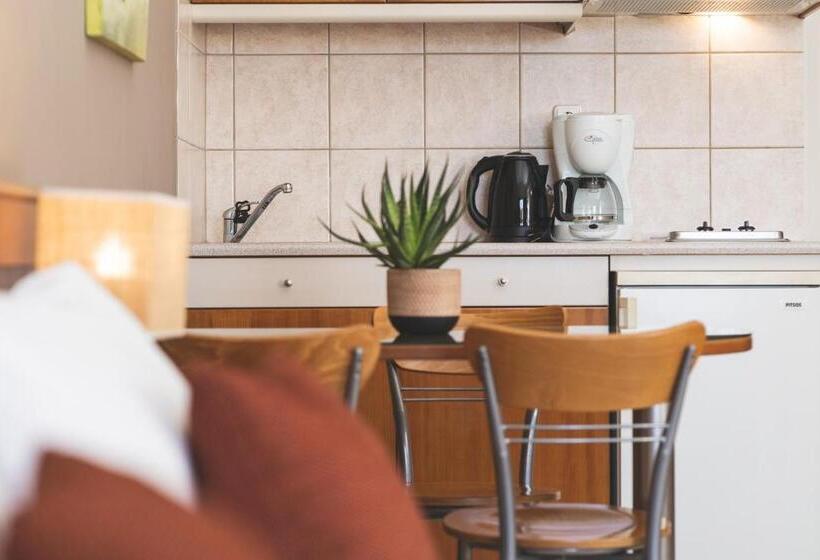 סטודיו סופריור, Helios Apartments