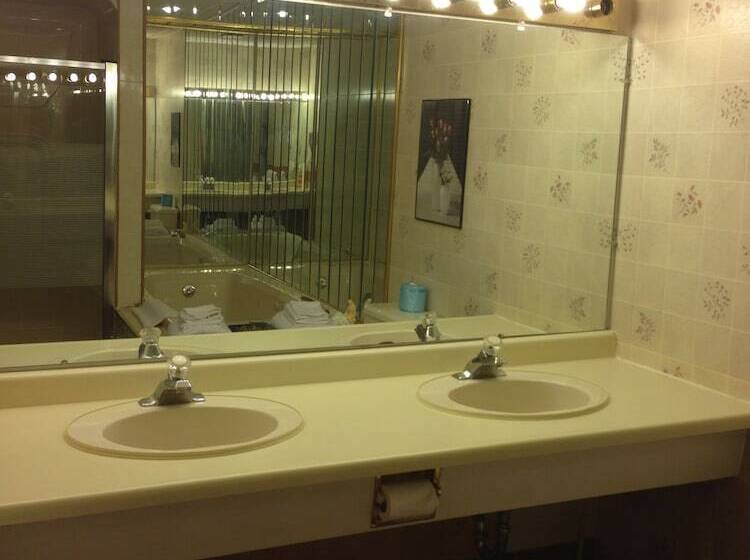 חדק דלוקס עם ג'קוזי, Niagara Parkway Court Motel