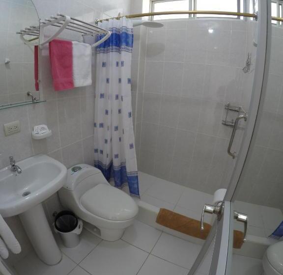 חדר סטנדרט לשלושה עם נוף לבריכה, Stefany's Lodging