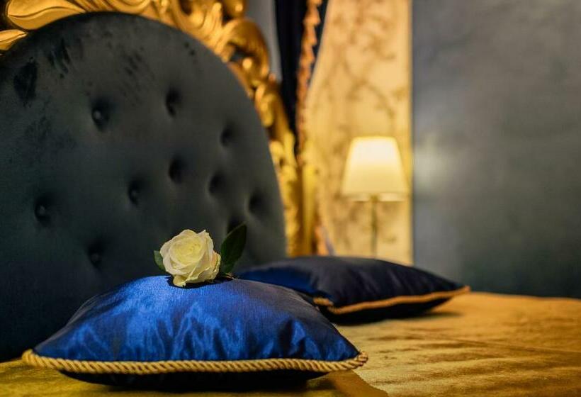 اتاق لوکس با تخت بزرگ, Belle Epoque Boutique