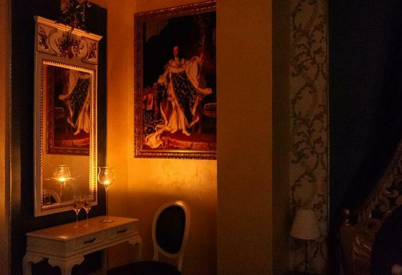 اتاق لوکس با تخت بزرگ, Belle Epoque Boutique