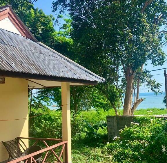 בקתה סופריור, Flower Paradise Bungalows & Swiss Restaurant Roestiland