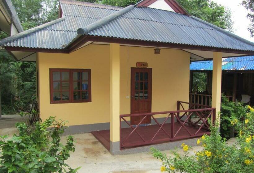 בקתה סופריור, Flower Paradise Bungalows & Swiss Restaurant Roestiland