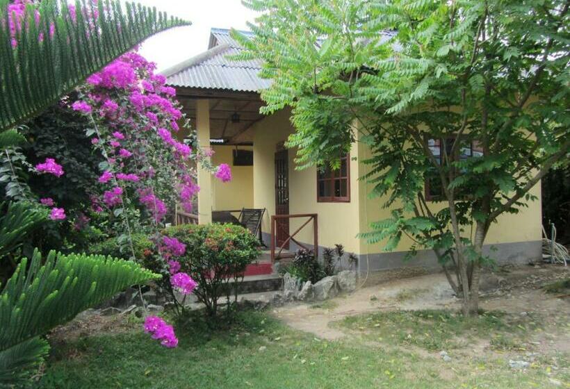 בקתה סופריור, Flower Paradise Bungalows & Swiss Restaurant Roestiland