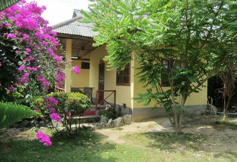 בקתה סופריור, Flower Paradise Bungalows & Swiss Restaurant Roestiland