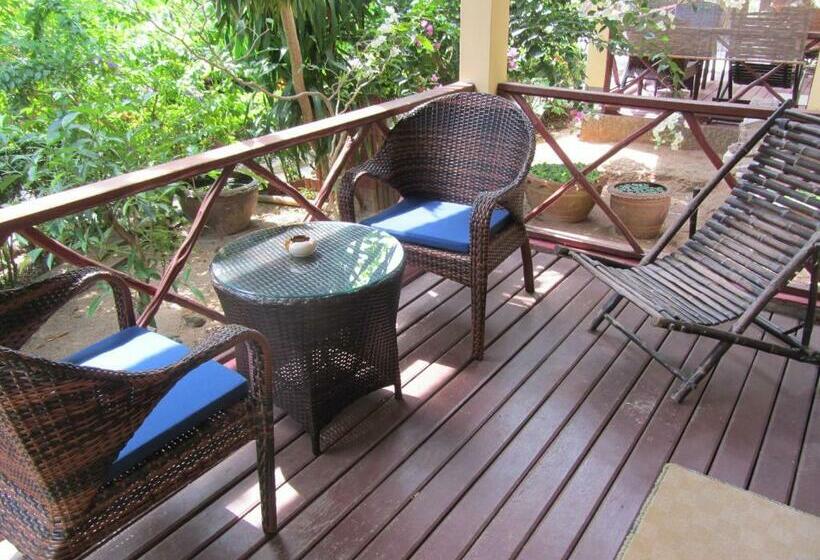 בקתה סופריור, Flower Paradise Bungalows & Swiss Restaurant Roestiland