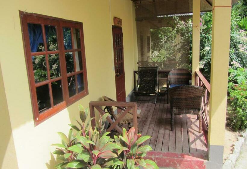 בקתה סופריור, Flower Paradise Bungalows & Swiss Restaurant Roestiland