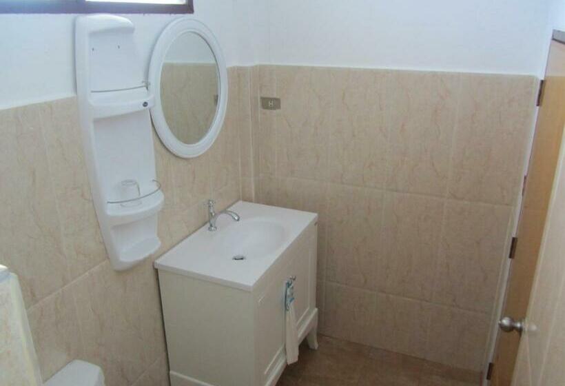 בקתה סופריור, Flower Paradise Bungalows & Swiss Restaurant Roestiland