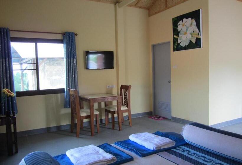 בקתה דלוקס, Flower Paradise Bungalows & Swiss Restaurant Roestiland