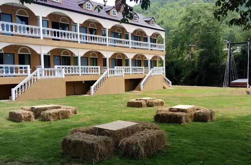 Perhehuone, Stamp Hills Resort