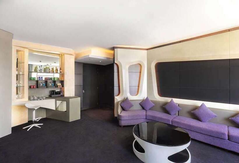 سوییت, V Hotel Dubai, Curio Collection By Hilton