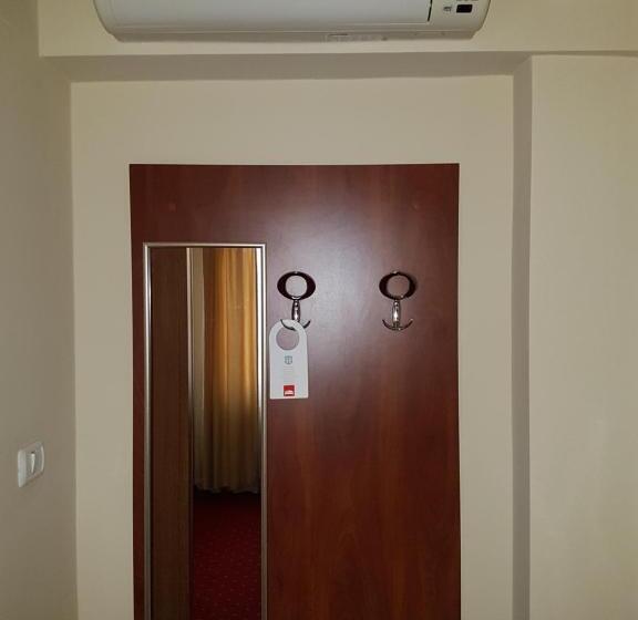 غرفة قياسية ثلاثية, Iris