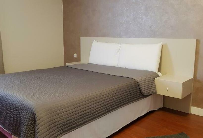 اتاق سوپریور, Mic