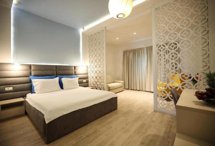 اتاق خانوادگی, Nautic Luxury Club