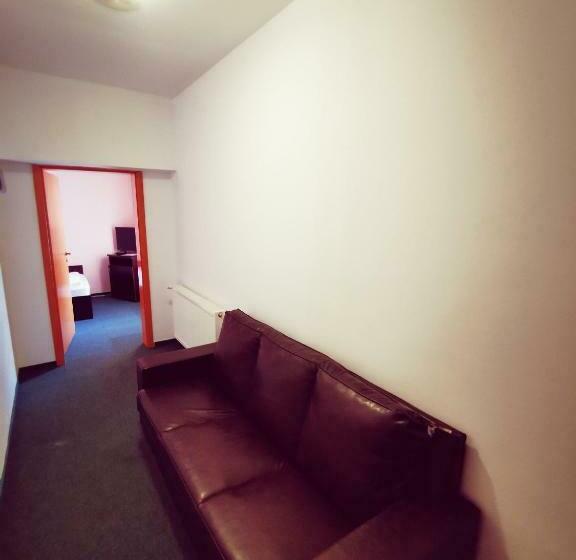 חדר משפחתי, Paraul Rece