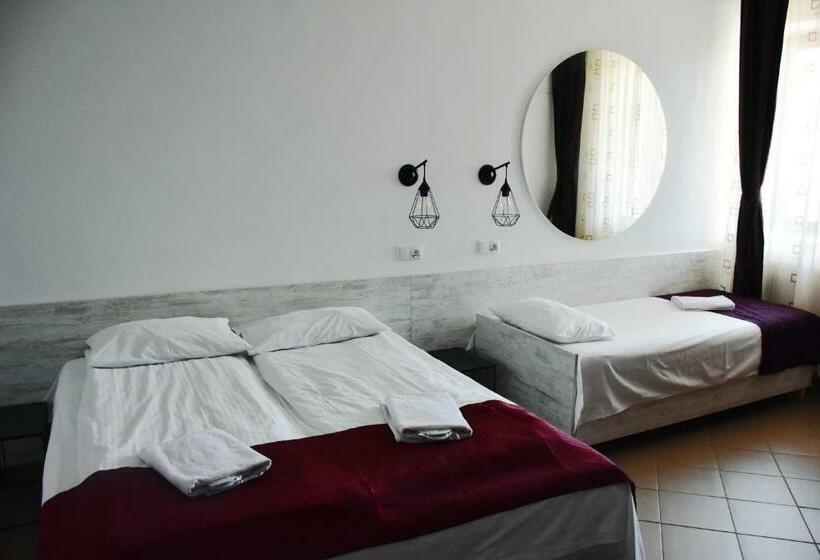 标准三人间, Pension Recidency