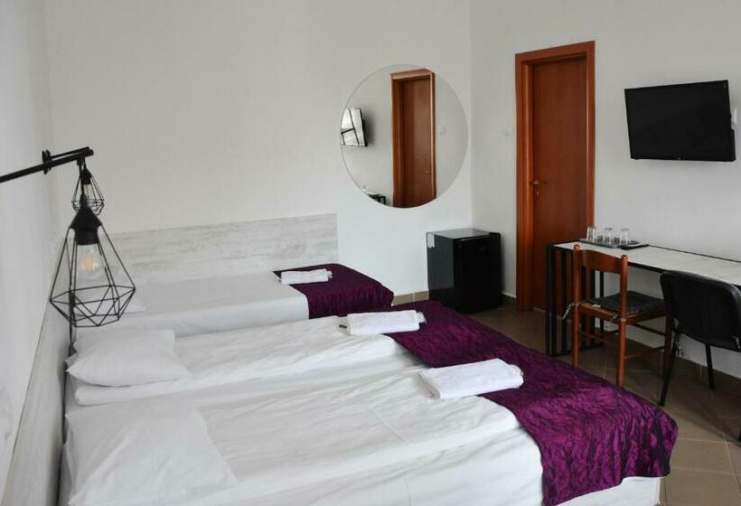 标准三人间, Pension Recidency