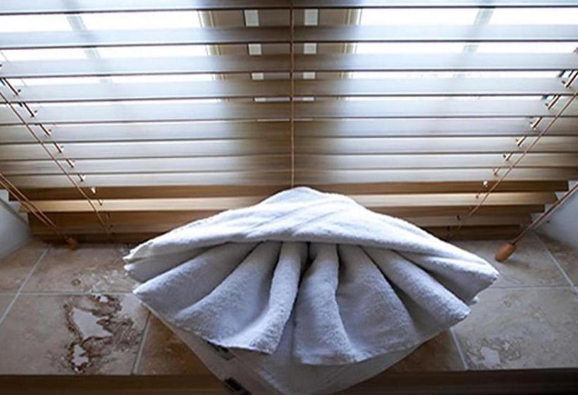 شقة إدارية غرفة واحدة, Smiths