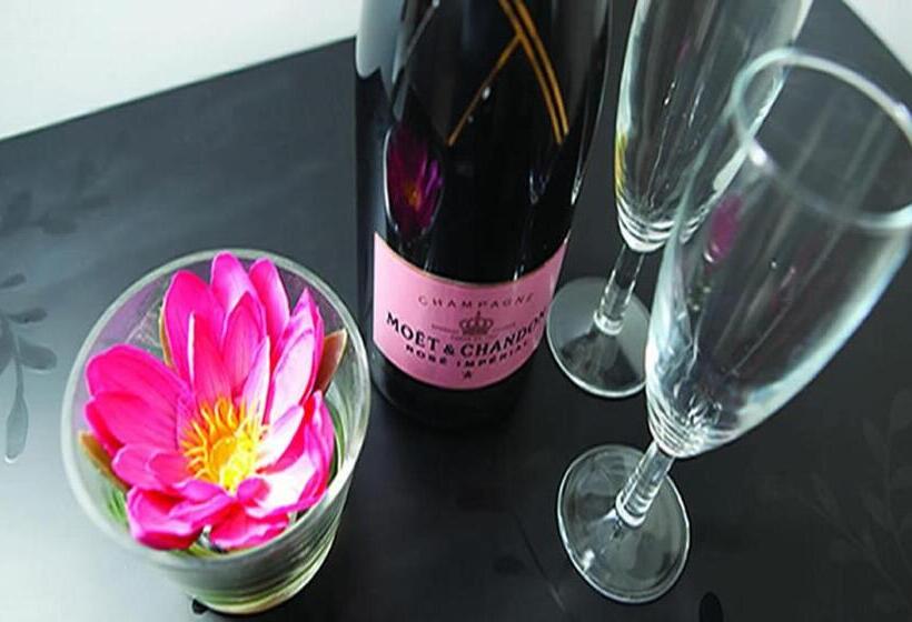 غرفة قياسية مطلّة علي البحر مزوَّدة بشُرفة, Smiths