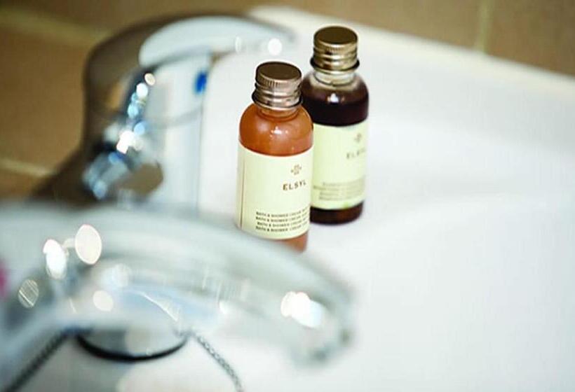 شقة إدارية غرفتين نوم, Smiths