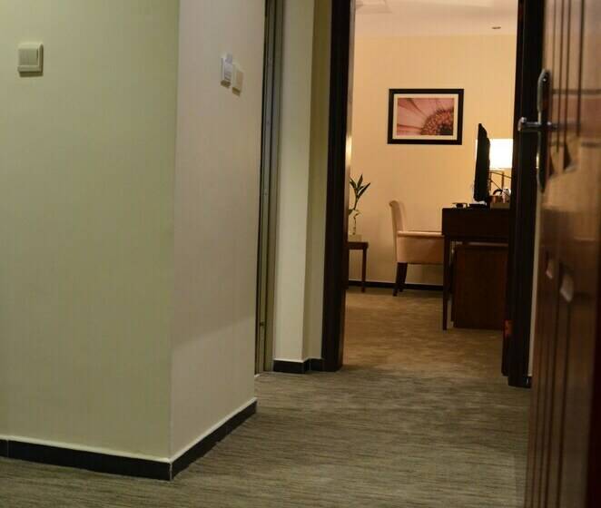 Camera Deluxe, Lavona