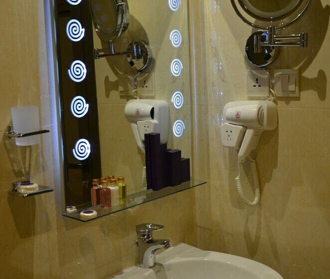 Camera Deluxe, Lavona