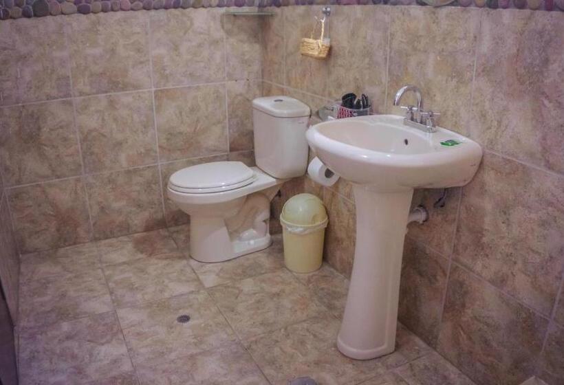 اتاق لوکس, Lizzy Wasi Urubamba