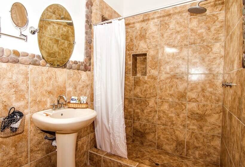 اتاق لوکس, Lizzy Wasi Urubamba