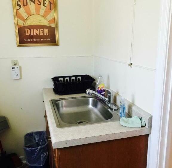 شقة غرفة واحدة, Marinette Inn