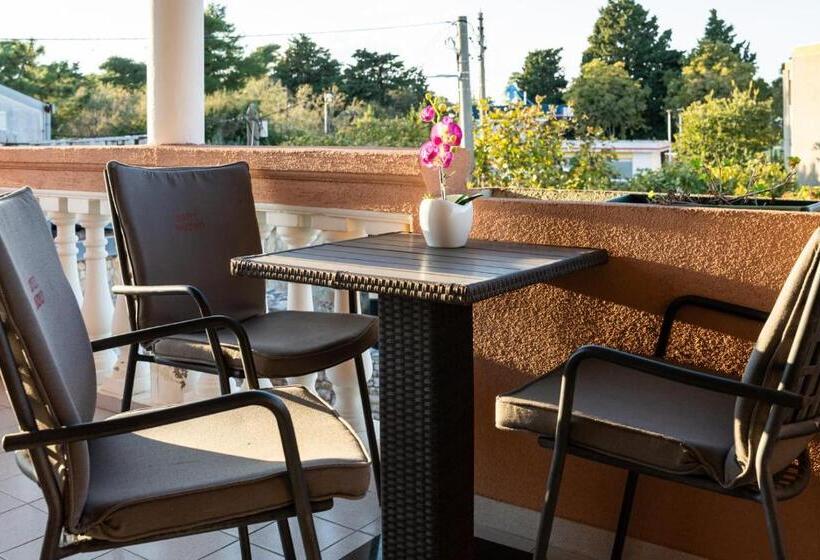 スタンダードトリプルルーム, Marinko