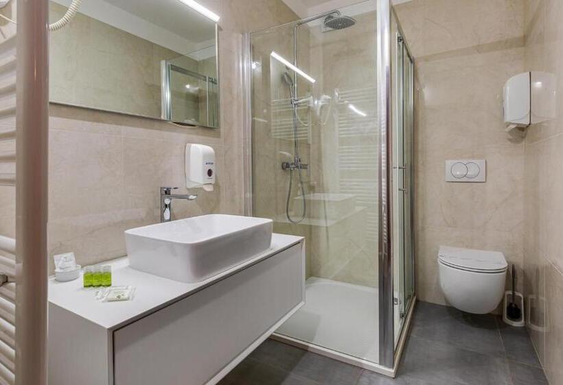 スタンダードトリプルルーム, Marinko