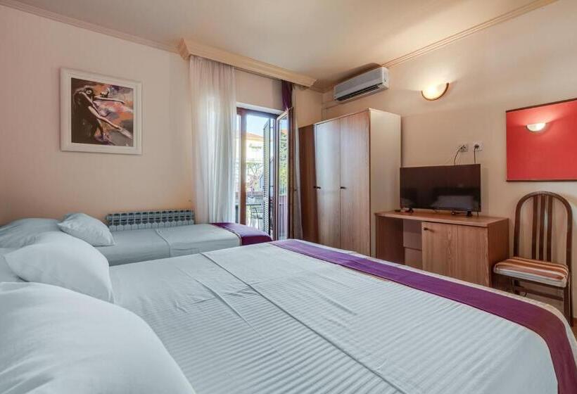 スタンダードトリプルルーム, Marinko