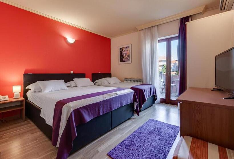 スタンダードトリプルルーム, Marinko