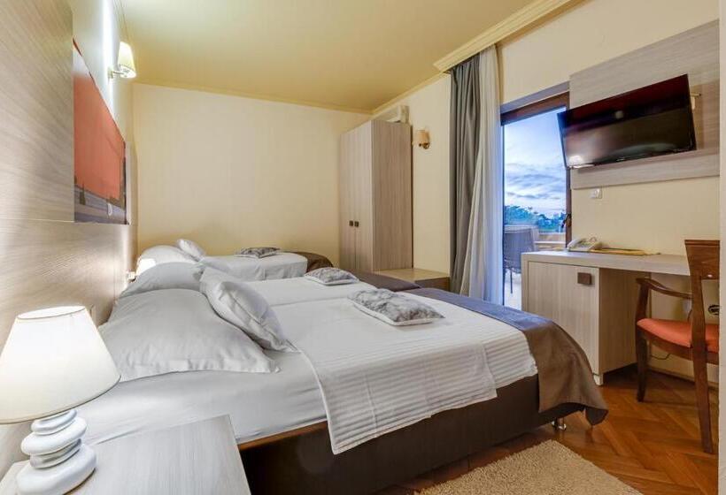 スタンダードトリプルルーム, Marinko