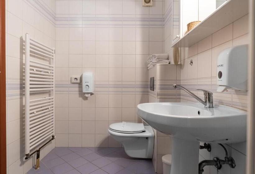 コンフォートトリプルルーム, Marinko