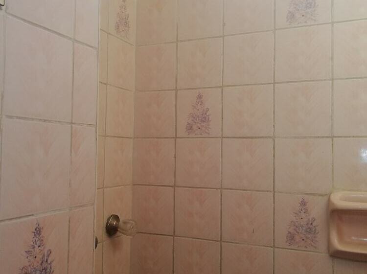 标准单人间, Perla Del Chira