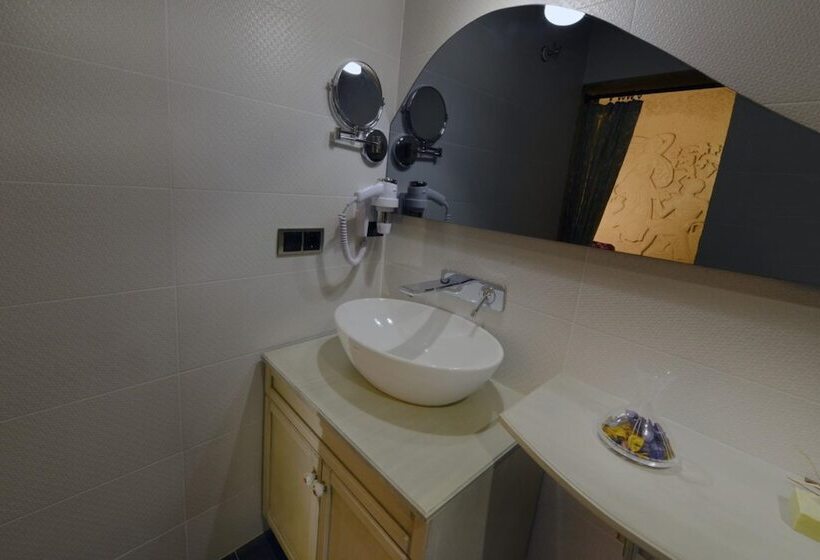 디럭스 룸, Sunak Cave