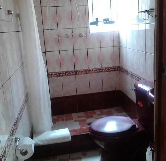 تختخواب در اتاق مشترک, Totorani Inn