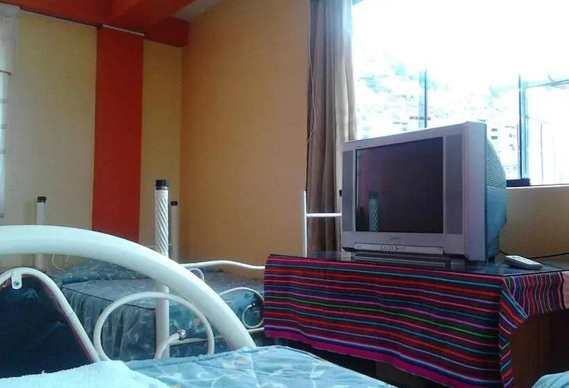 تختخواب در اتاق مشترک, Totorani Inn